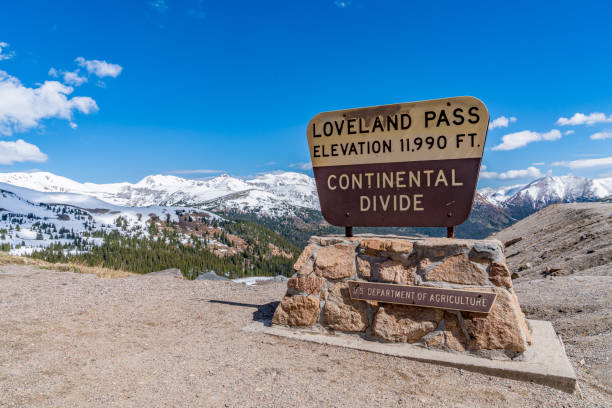 heure de source sur le col de loveland, colorado - colorado skiing usa color image photos et images de collection