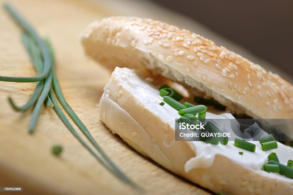 Bagels mit Frischkäse und frisch geschnittene Schnittlauch - Lizenzfrei Bagel Stock-Foto