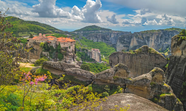 il monastero di varlaam a meteora - meteora monk monastery greece foto e immagini stock