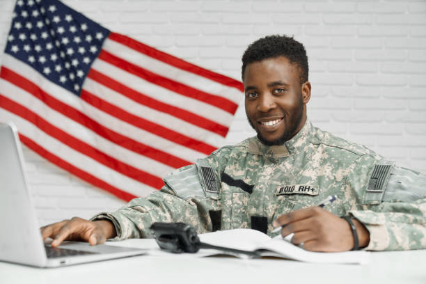 soldato di positività dell'esercito americano che scrive documenti. - army usa text metal foto e immagini stock