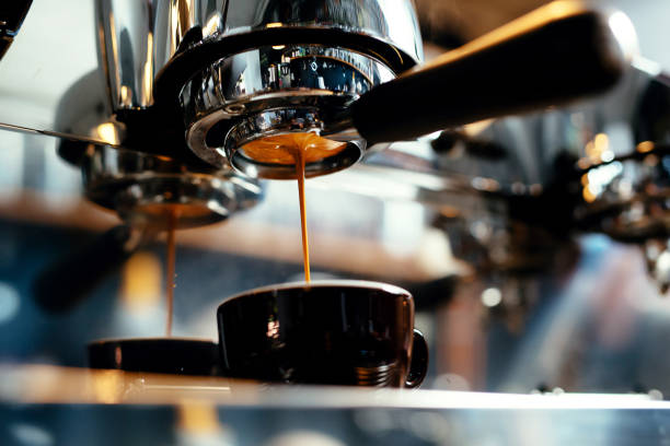 커피 머신에서 쏟아지는 에스프레소의 클로즈업. 전문 커피 양조 - 5428 뉴스 사진 이미지