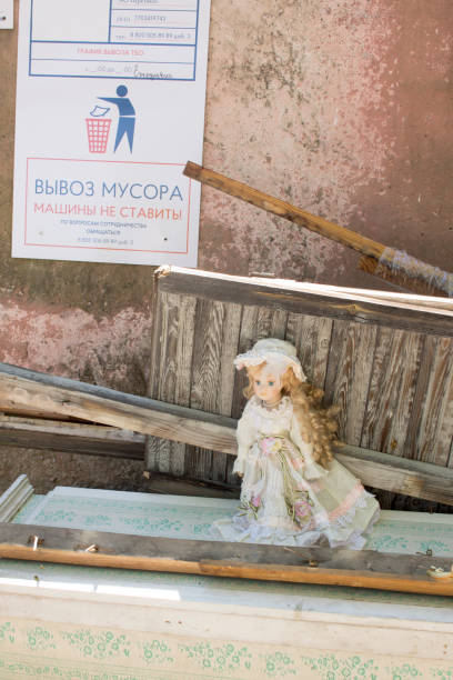 vieille poupée de fin de vie abandonnée sur la poubelle - mannequin naked female doll photos et images de collection