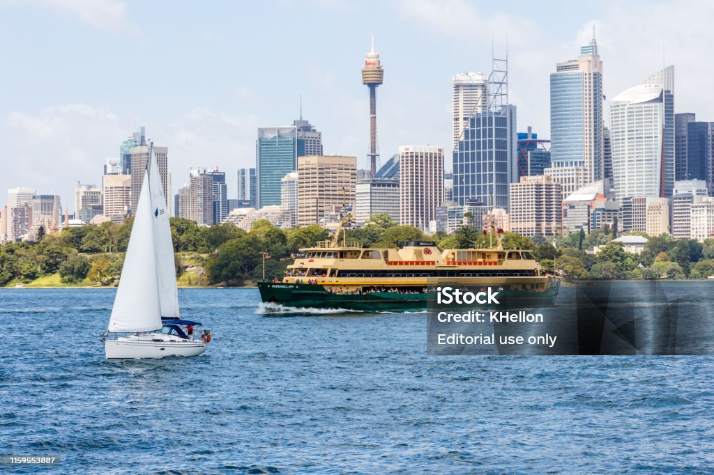 Die Manly Fähre und eine Yacht - Lizenzfrei Australien Stock-Foto
