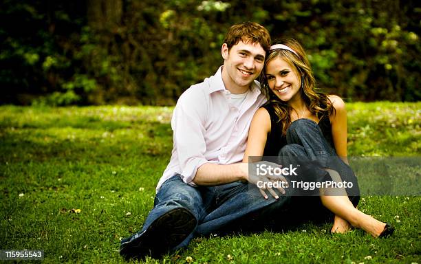 Casal Fantástico Retratos - Fotografias de stock e mais imagens de Abraçar - Abraçar, Adulto, Amizade