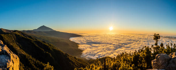 teide de montaña al atardecer, vista desde arriba de las nubes - tenerife spain national park canary islands fotografías e imágenes de stock