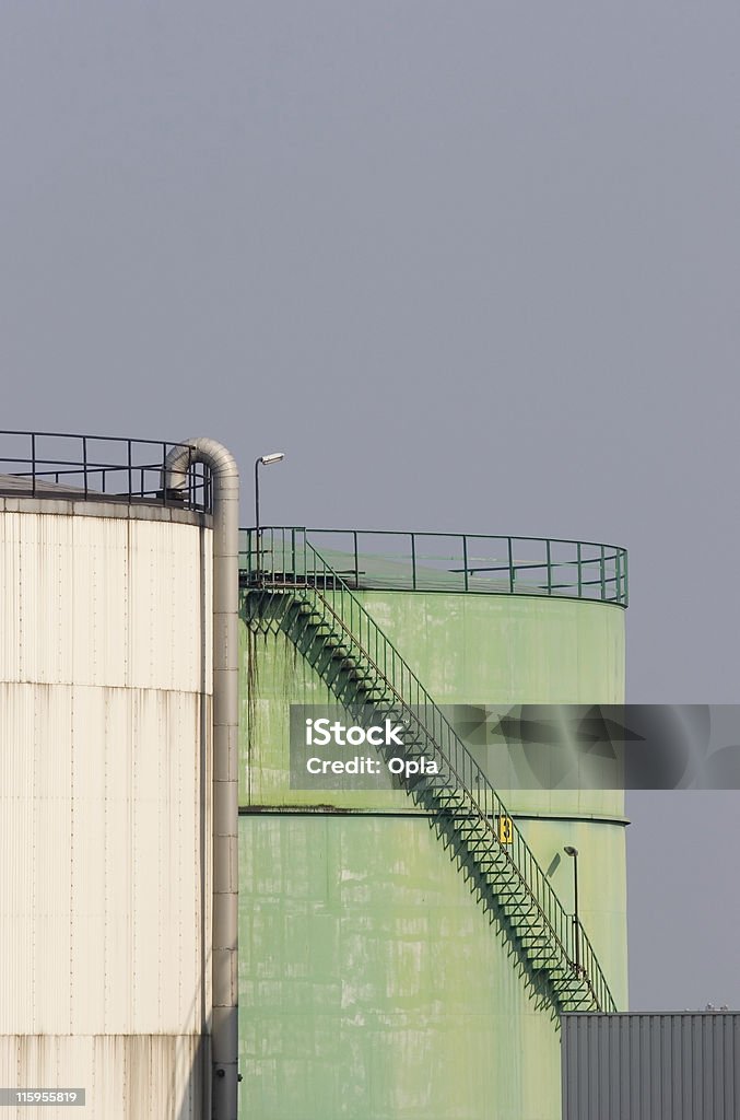 Blanc et vert réservoirs de stockage - Photo de Blanc libre de droits