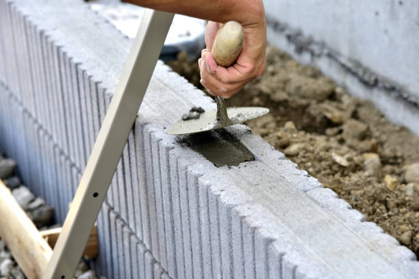 외부 작업, 콘크리트 블록 벽을 구축 : 석고 흙으로 박격포를 채우기 - brickwork 뉴스 사진 이미지