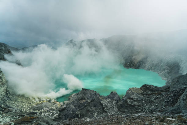 malerische ansicht des vulkans ijen und des schwefelbergbaus - bromo crater stock-fotos und bilder