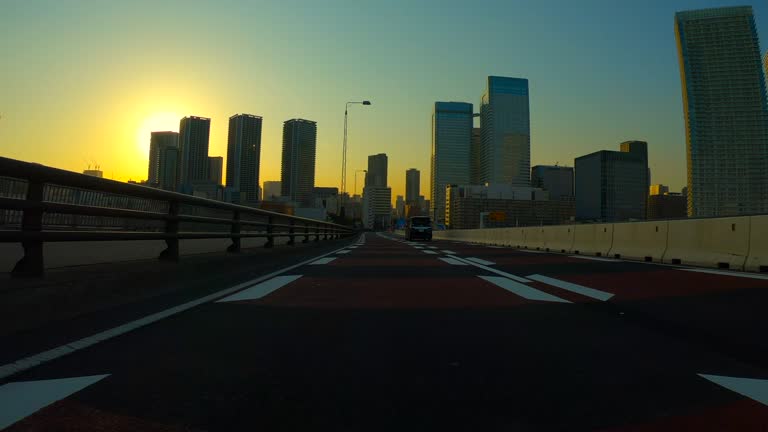 夕暮れ時の街での運転