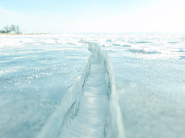 zbliżenie powierzchni pęknięcia lodu; i horyzontu i błękitne niebo z tyłu. - lake baikal lake landscape winter zdjęcia i obrazy z banku zdjęć