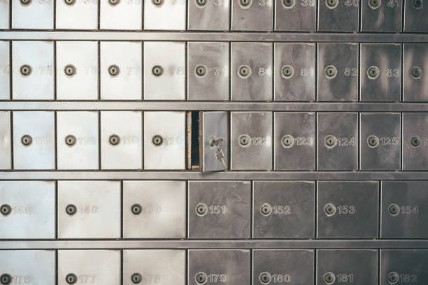 private bank depot - nahaufnahme des geöffneten briefkastens mit einem kleinen schlüssel - briefkasten oder po box konzept - coin bank cash box safety deposit box lock stock-fotos und bilder