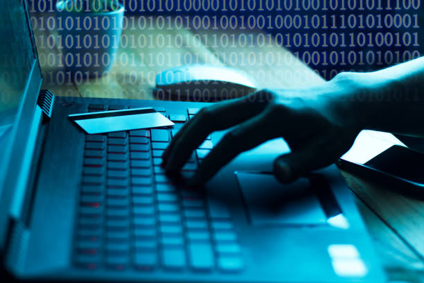 The concept of credit card theft. Hackers with credit cards on laptops use these data for unauthorized shopping. Unauthorized payments from credit card owners. In the hacker's secret office el concepto de robo de tarjetas de crédito. los hackers con tarjetas de crédito en computadoras portátiles utilizan estos datos para compras no autorizadas. pagos no autorizados de los propietarios de tarjetas de crédito. en la oficina secreta del hack