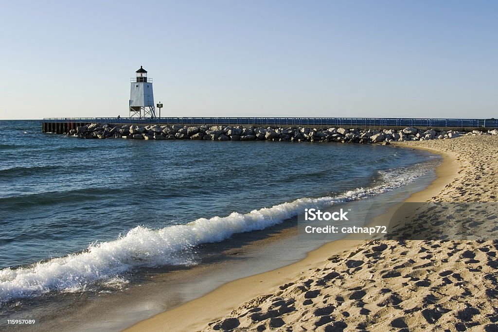 Farol na praia com ondas e ondas - Foto de stock de América do Norte royalty-free