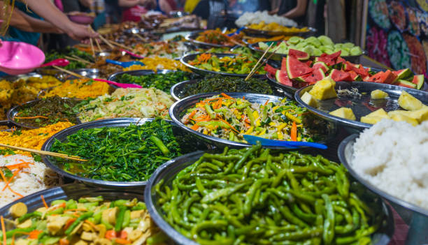 уличная еда в луанг прабанг, лаос. вкусный продуктовый киоск, продающий красочные овощные блюда туристу. азиатская кухня, вкусная еда, здоро - food dining cooking multi colored стоковые фото и изображения