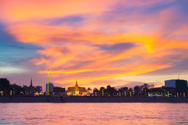 skyline de phnom penh na cidade capital do por do sol de cambodia reino, opinião da silhueta do panorama do rio de mekong, destino do curso, céu dramático - phnom penh - fotografias e filmes do acervo