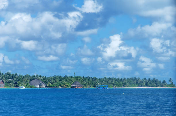 몰디브의 열대 낙원 해변 리조트 - hut maldives beach hut jetty 뉴스 사진 이미지