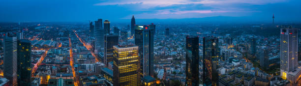 日没後の照らされた高層ビルの通りにフランクフルトの空中パノラマドイツ - frankfurt germany night skyline ストックフォトと画像