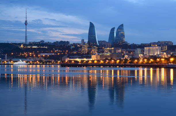 abend baku mit blick vom boulevard. aserbaidschan - baku stock-fotos und bilder