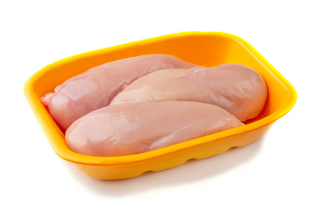 흰색 배경에 격리 된 원시 치킨 필렛 패키지. - chicken raw chicken breast meat 뉴스 사진 이미지