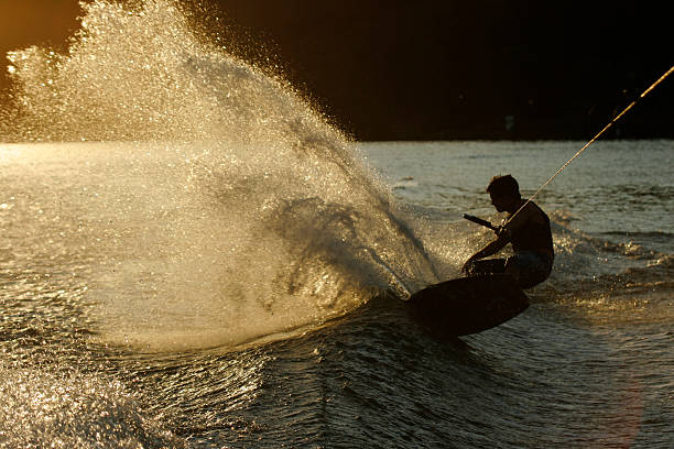 Wakeboarder slashing 경종을/흔들다 스톡 사진