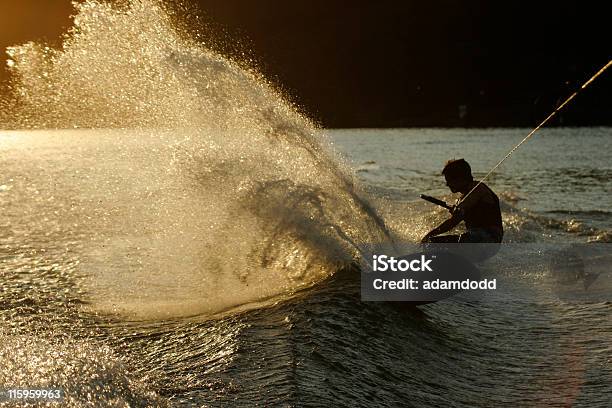 Foto de Wakeboarder Um Perdão Radical Da Dívida Despertador Onda e mais fotos de stock de 20 Anos