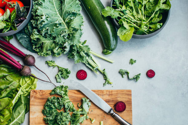 свежий овощ на бетонном столе - kale chard vegetable cabbage стоковые фото и изображения