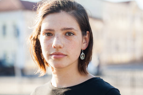 porträt eines teenager-mädchens - weiblicher teenager stock-fotos und bilder