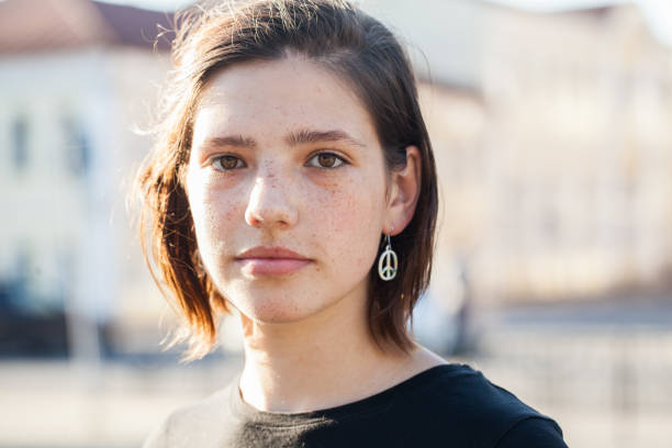 retrato de uma menina adolescente - sério - fotografias e filmes do acervo