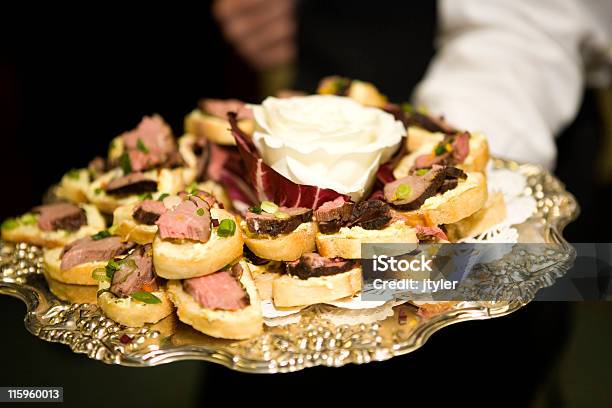 Ter Um - Fotografias de stock e mais imagens de Assado - Assado, Bandeja - Utensílio doméstico, Canapé - Lanche