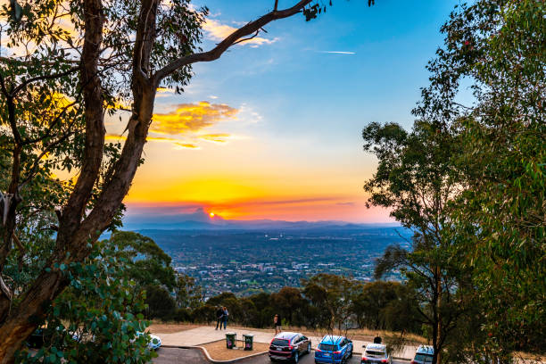 вид на закат с горы эйнсли, австралия - city urban scene canberra parliament house australia стоковые фото и изображения