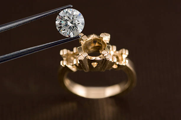 foto di sopra di un anello di fidanzamento diamante - arrangiare foto e immagini stock