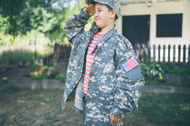 私は一度お父さんのようになるでしょう - child military saluting flag ストックフォトと画像