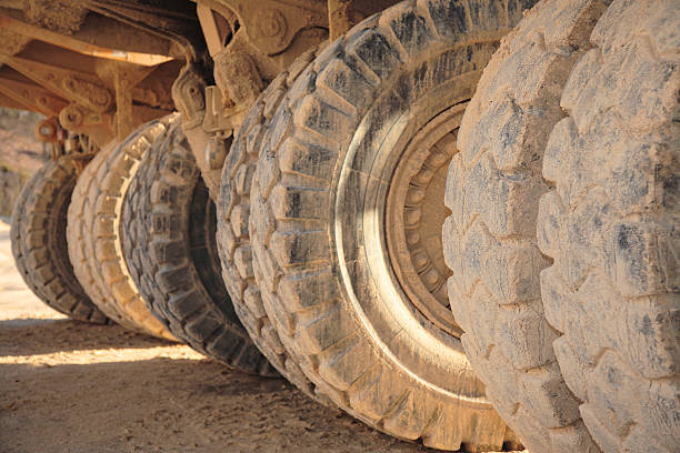 grande roue de heacy devoir camions à benne basculante - loading wheel mining equipment photos et images de collection