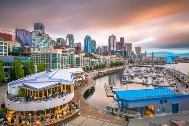 seattle, washington, usa pier and skyline - seattle night skyline architecture and buildings foto e immagini stock