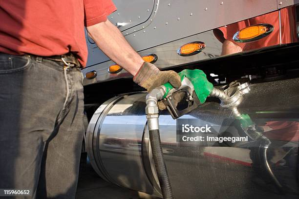 Fueling Un Camión De Transporte De Mercancías Foto de stock y más banco de imágenes de Diésel - Tipo de combustible - Diésel - Tipo de combustible, Camión de peso pesado, Gasolina