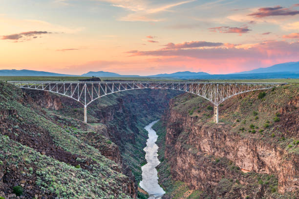 most wąwozu rio grande - rio grande new mexico river valley zdjęcia i obrazy z banku zdjęć