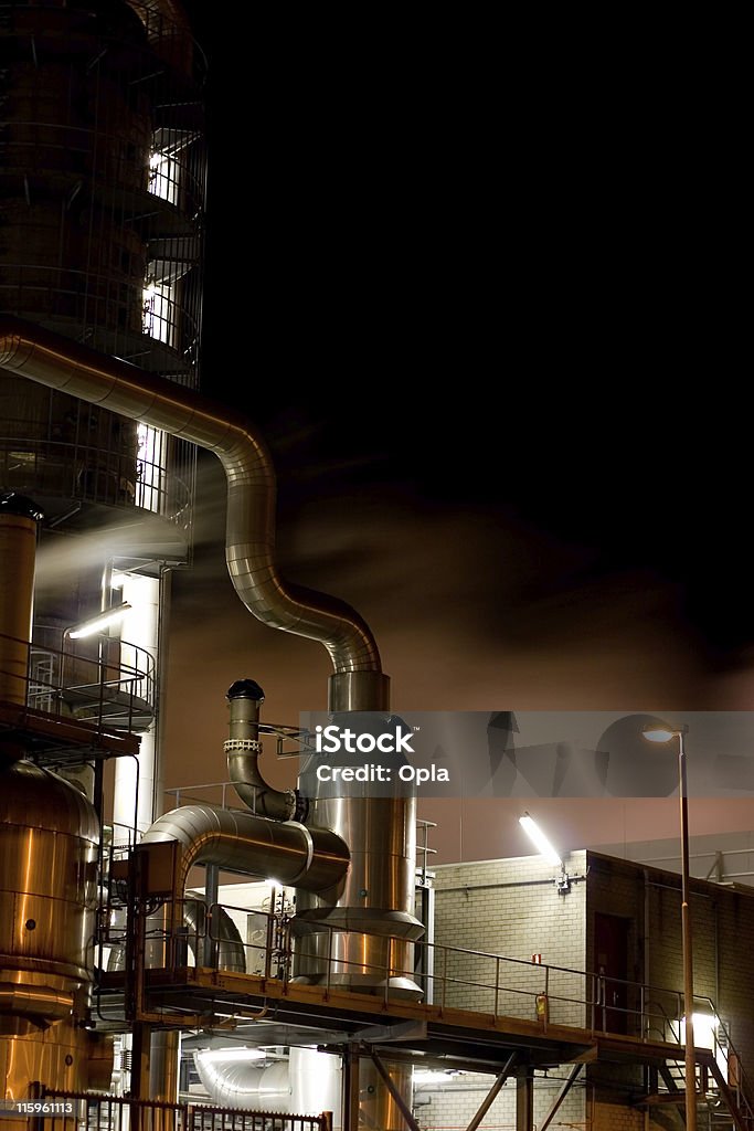 Химический завод в ночное время с паровой - Стоковые фото Алюминий роялти-фри