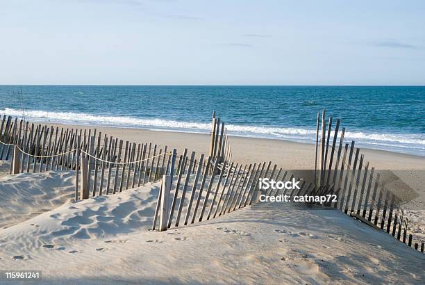 Пляж Дюны Океан Забор В Аутербэнкс — стоковые фотографии и другие картинки Пляж - Пляж, Внешние отмели - Северная Каролина, Береговая линия