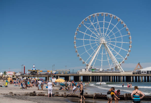 biały diabelski młyn na steel pier w atlantic city na wybrzeżu new jersey - atlantic city gambling new jersey built structure zdjęcia i obrazy z banku zdjęć