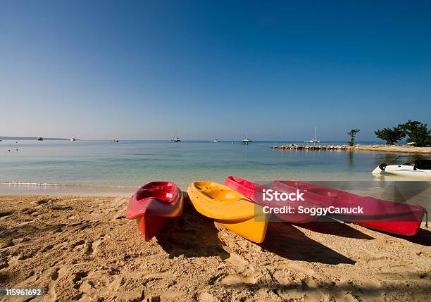 Kayaks Am Strand Stockfoto und mehr Bilder von Aktivitäten und Sport - Aktivitäten und Sport, Auf dem Wasser treiben, Bewegung