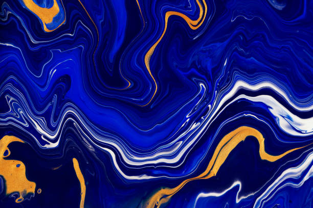 fondo pintado a mano con pinturas mixtas de color azul líquido y dorado. pintura acrílica fluida abstracta. arte moderno. fondo abstracto azul mármol. patrón de mármol líquido - marble gold macro stone fotografías e imágenes de stock