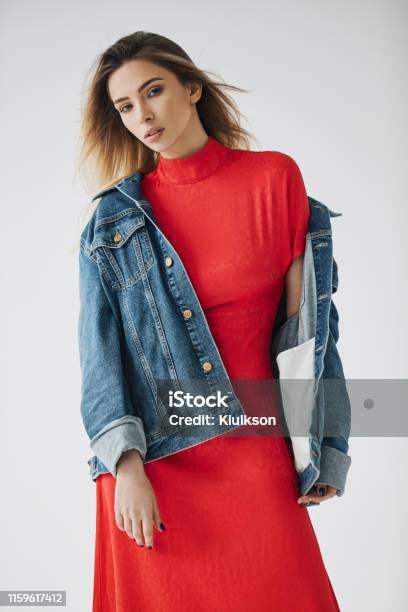 Foto De Moda De La Modelo Rubia Mujer Usar Chaqueta De Mezclilla Azul Y Vestido Rojo Alta Moda Foto de stock y más banco de imágenes de Mujeres - iStock Foto De Moda De La Modelo Rubia Mujer Usar Chaqueta De Mezclilla Azul Y Vestido Rojo Alta Moda Foto de stock y más banco de imágenes de Mujeres - iStock