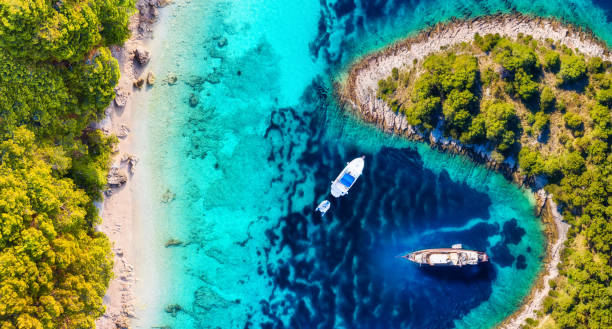 yates en la superficie del agua desde la vista superior. fondo panorámico de agua turquesa de drone. paisaje marino de verano desde el aire. croacia. viaje - imagen - travel luxury aerial view beach fotografías e imágenes de stock