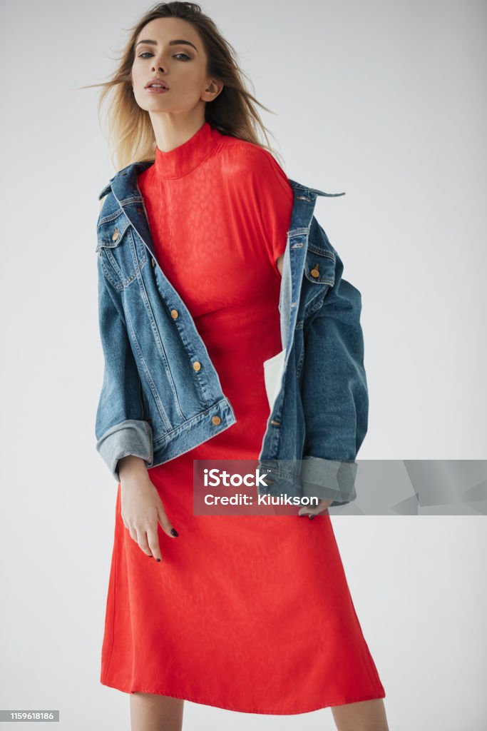 Foto De Moda De La Modelo Rubia Mujer Usar Chaqueta De Mezclilla Azul Y Vestido Rojo Alta Moda Foto de stock y más banco de imágenes de A la moda - iStock Foto De Moda De La Modelo Rubia Mujer Usar Chaqueta De Mezclilla Azul Y Vestido Rojo Alta Moda Foto de stock y más banco de imágenes de A la moda - iStock