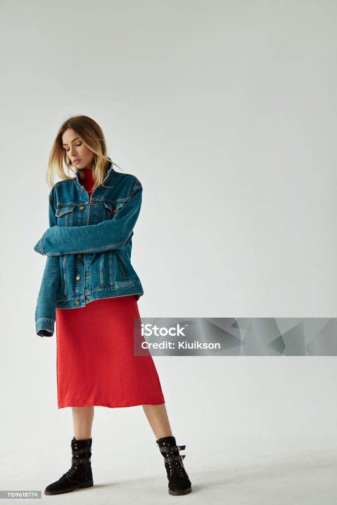 Foto De Moda De La Modelo Rubia Mujer Usar Chaqueta De Mezclilla Azul Y Vestido Rojo Alta Moda Foto de stock y más banco de imágenes de Modelo de modas - iStock Foto De Moda De La Modelo Rubia Mujer Usar Chaqueta De Mezclilla Azul Y Vestido Rojo Alta Moda Foto de stock y más banco de imágenes de Modelo de modas - iStock