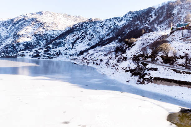 lago tsomgo (tsongmo ou lago changu) congelado durante a temporada de inverno. é um lago glacial em east gangtok sikkim da índia. a superfície do lago reflete cores diferentes com mudança das estações. paisagem vista - sunrise asia china climbing - fotografias e filmes do acervo