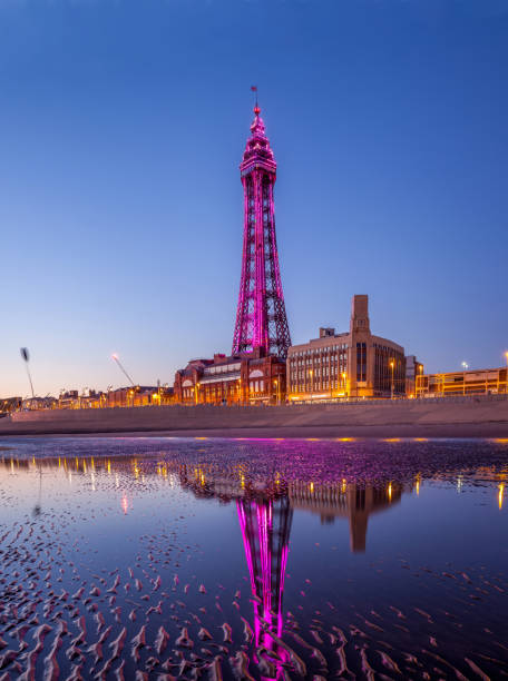 블랙풀 타워 앳 황혼 과 비치 반사 여름 2019. 큰 이미지. - blackpool tower 뉴스 사진 이미지