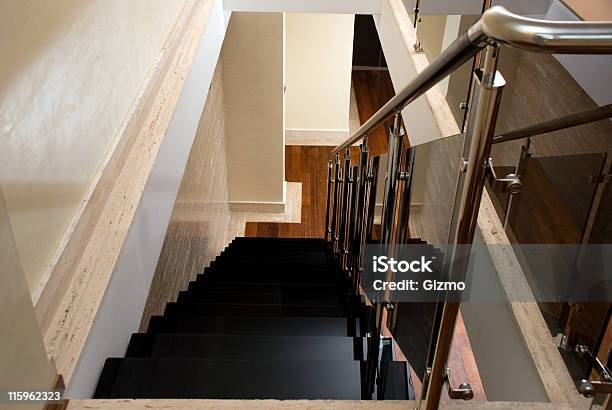 Escalera De Cristal Foto de stock y más banco de imágenes de Arquitectura - Arquitectura, Baranda, Brillante