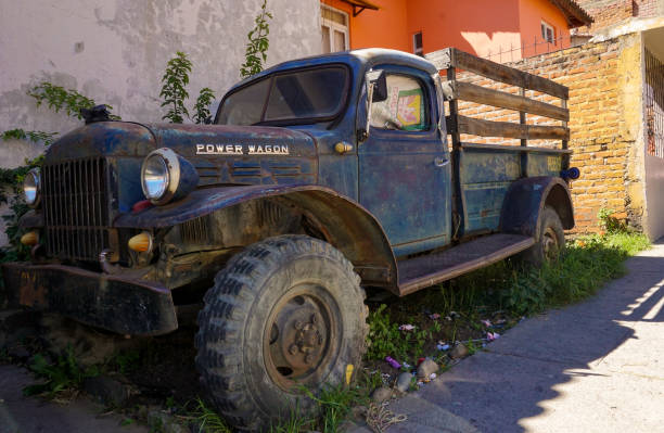 derrochador cinta En marcha Old Dodge Power Wagon Pickup Truck Outside Of A Garage In An Overgrown Yard  In Peru Stock Photo - Download Image Now - iStock