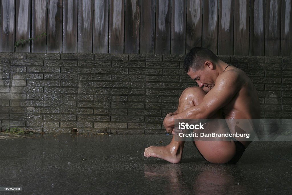 Sentado na chuva - Foto de stock de Homens royalty-free